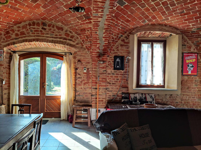 Others 5, Corte dell'Uva, Asti