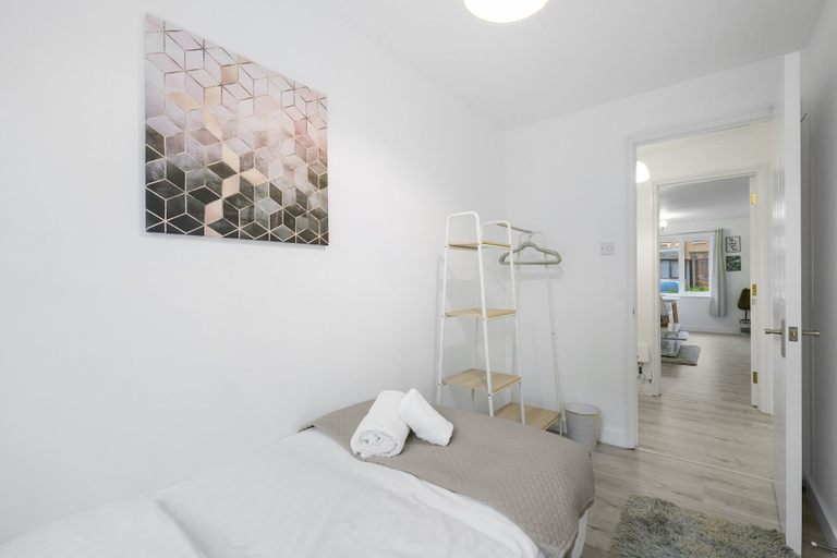 Bedroom 3, Charming 2 Bed 1Bath Apt -Transom Square, London