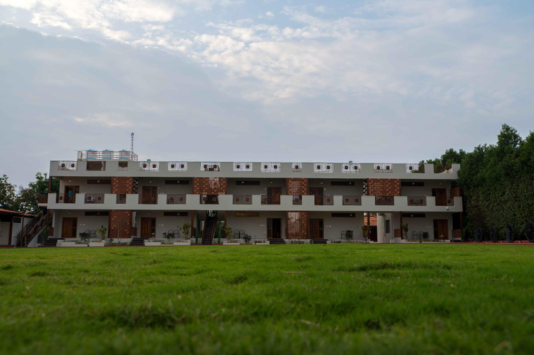 Others 4, Poojari's Nirantara - Kabini, Mysore