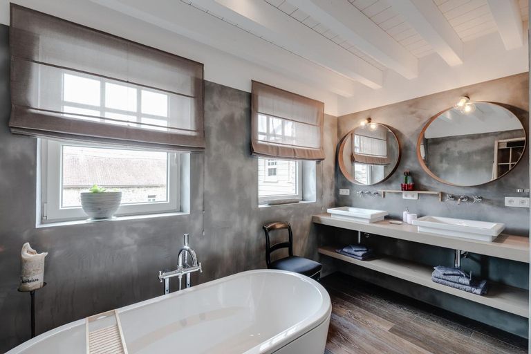 Bathroom 13