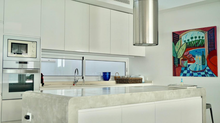 Kitchen 2, Primera Linea de Mar con Yate "Estancia de Lujo" By Menorca Luxury Broker, Baleares