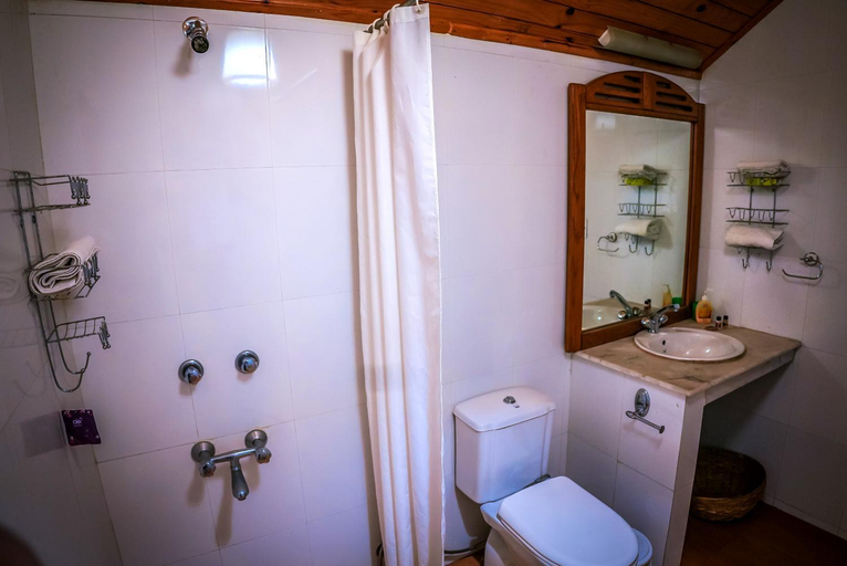 Bathroom 3, Nalagarh OutHouse by EdenHomes, Kullu
