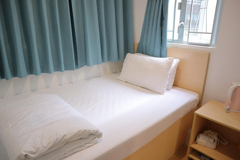 Bedroom 3, Hoi To Hostel, Hong Kong Island