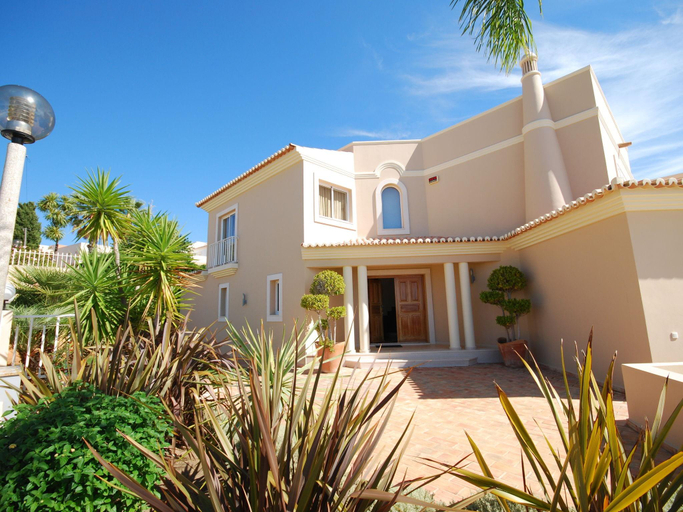 Others 2, Lavish Villa with Private Swimming Pool, Albufeira