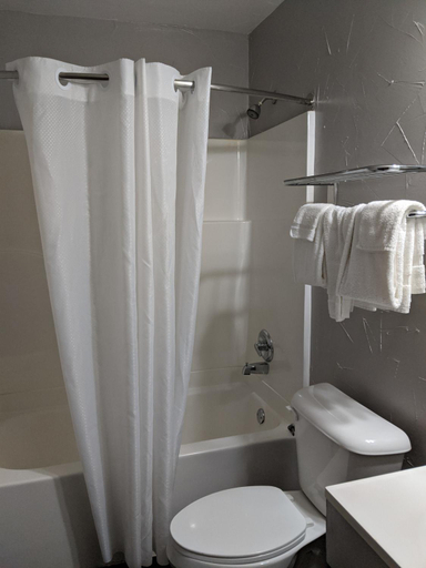 Bathroom 4, Budget Inn El Reno, Canadian