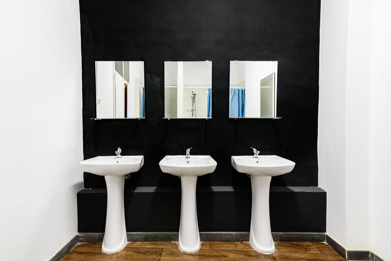 Bathroom 2, Suntrap Hostel, Lagos