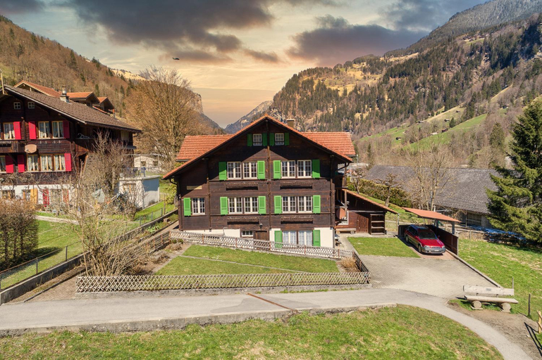 Exterior & Views