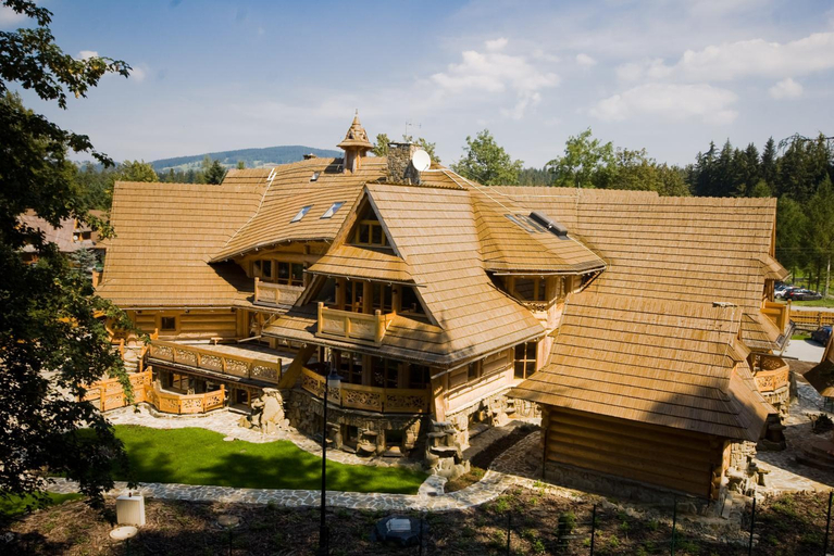 Exterior & Views