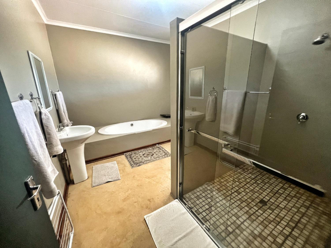 Bathroom 3, Lake Grappa Guestfarm, Siyanda