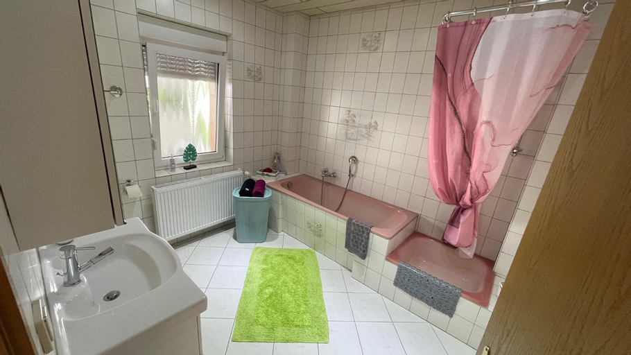 Bedroom 2, Ferienwohnung -Isola Madre, Alzey-Worms