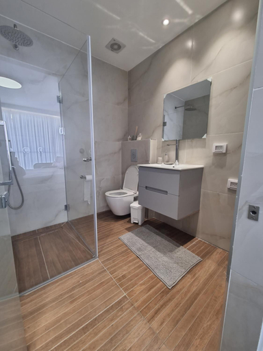 Bathroom 3, חוויה בכיכר