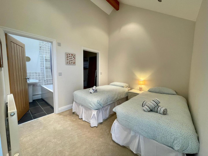 Bedroom 2, Charming 3BR Cottage with Garden | Southerndown, Vale of Glamorgan