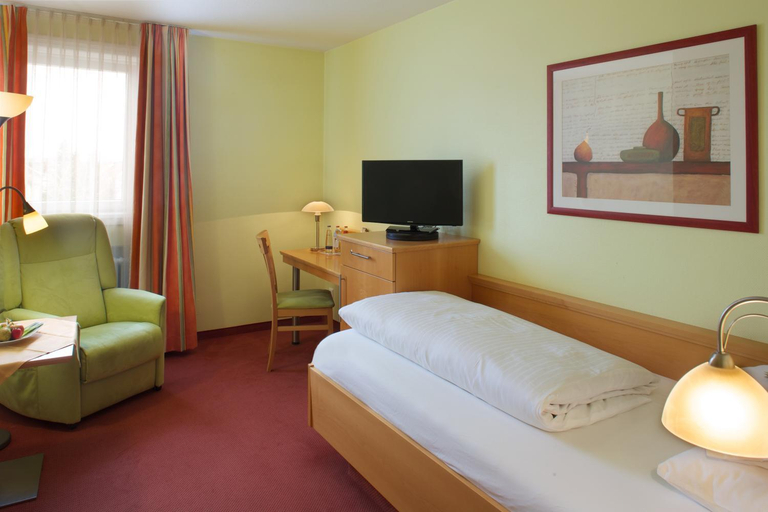 Bedroom 3, Kur- und Wellnesshotel Forch, Unterallgäu