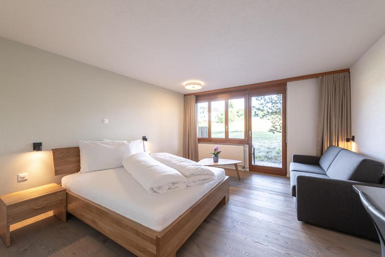 Others 4, Noah Hotel, Hinwil