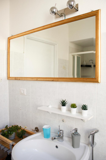 Bathroom 4, Buen Aire, Cagliari