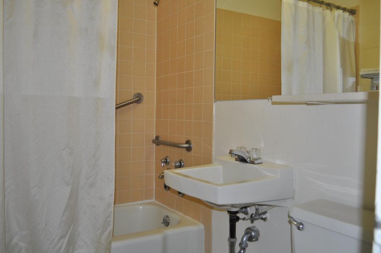 Bathroom 2, Budget Inn Express Helena, Lewis and Clark