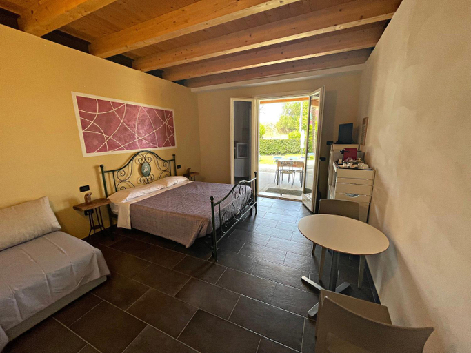 Others 4, Agriturismo scannaporco, Mantua