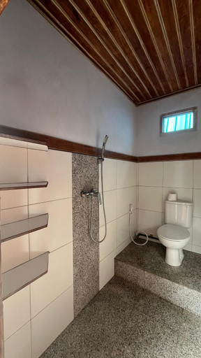 Bathroom, Puri Pilihani Hostel, Buleleng