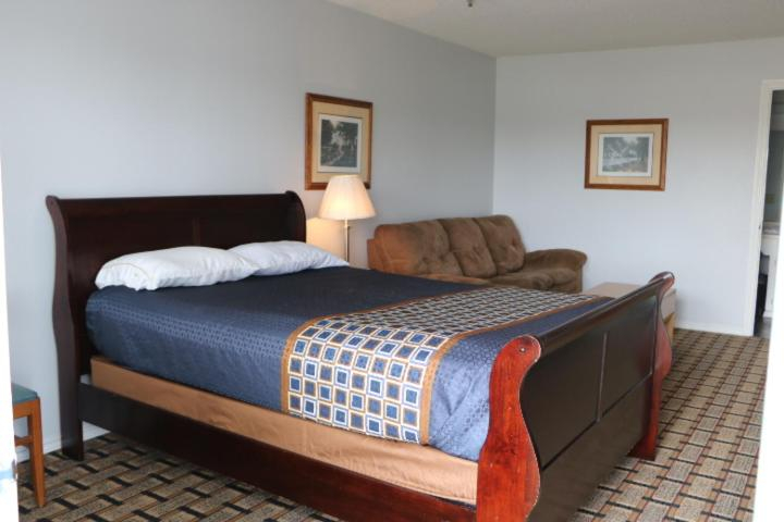 Bedroom 2, Bent Tree Motel, Rains