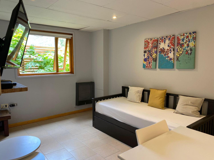 Shared lounge/TV area