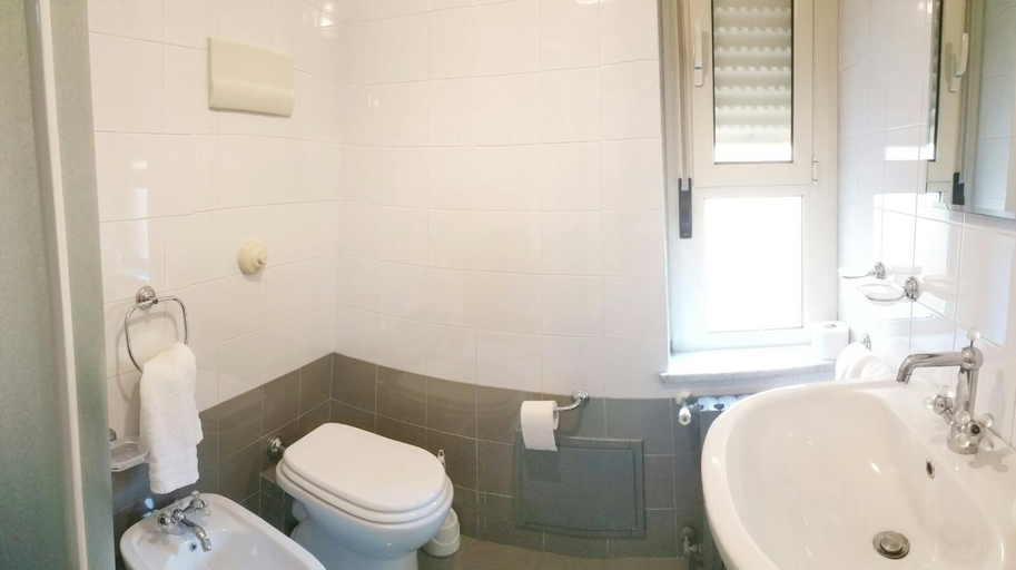 Bathroom 5, Benvenuti al Massimo, Palermo
