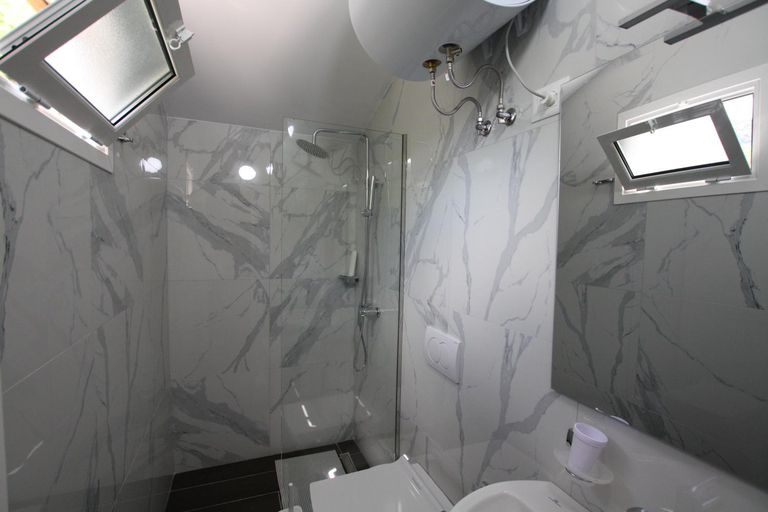 Bathroom 4, Lugina e Shengjergjit ,Bujtinat, Tirana