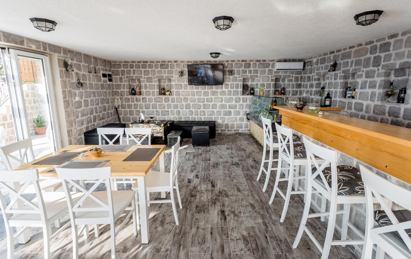 Food & Drinks, Lustica Apartments