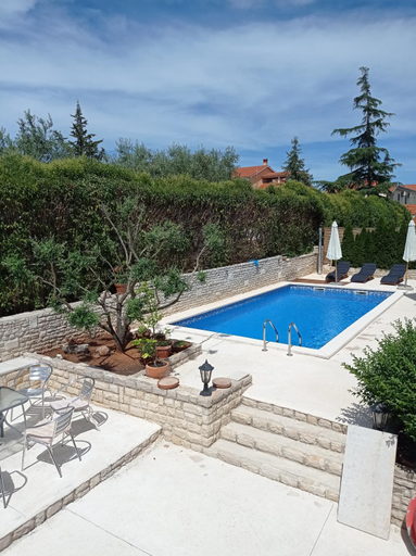 Others 4, Villa Gregovica, Pula