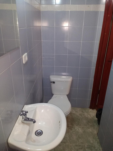 Bathroom, Hotel El Turista, Isnos