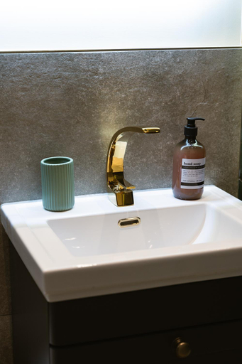 Bathroom 5, Hob Hurst - Spacious 4 Bed Apt Hot Tub & Courtyard, Derbyshire