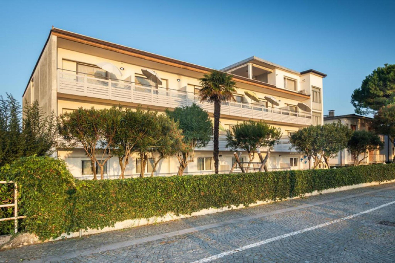 Studio apartment with separate kitchen and water view by Beahost Rentals, Udine