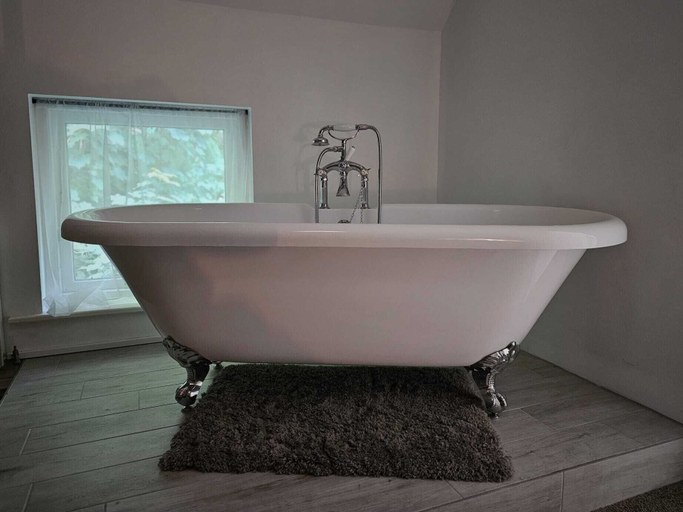 Bathroom 3, Ladybower Inn, Derbyshire