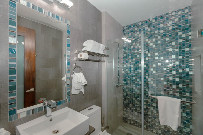 Bathroom 3, Blu Zen