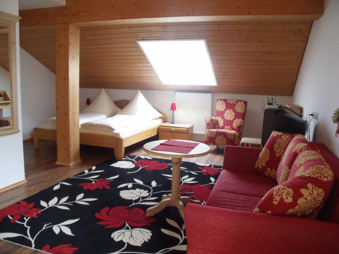 Bedroom 2, Landhotel Weißes Rossle - Restaurantbetrieb von Donnerstag bis Sonntag, Oberallgäu