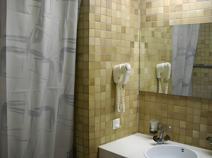 Bathroom 4, Hotel Le National, Delémont