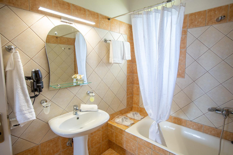 Bathroom 3, Lago sul fondo, Epirus