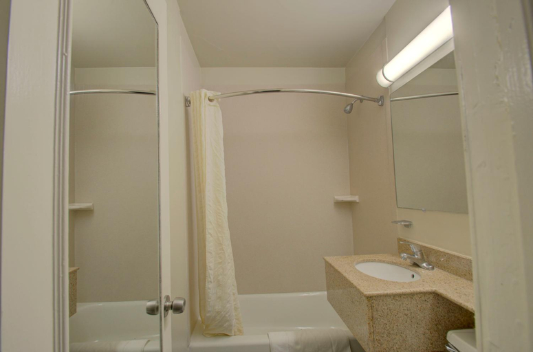Bathroom 4, Budget Inn Falls Church, Fairfax