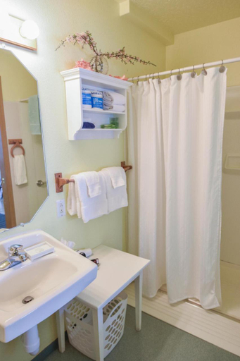 Bathroom 3, Sea Treasures Inn, Kenai Peninsula