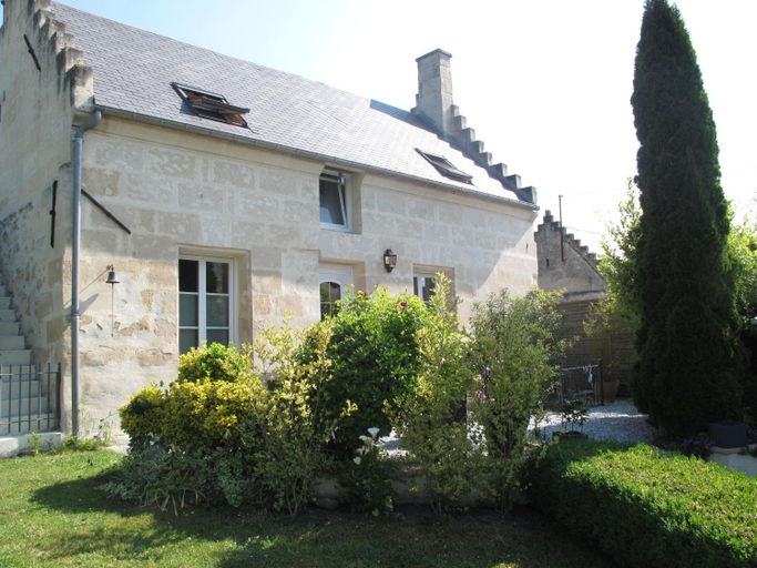 Entrance, La Maison Des Chiens Rouges, Oise