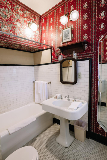 Bathroom 4, Walnut Street Inn, Greene