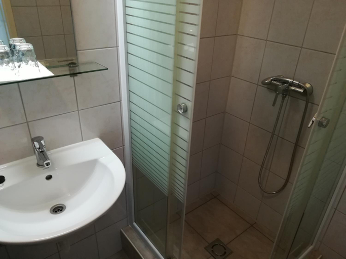 Bathroom 2, Capital Guesthouse Budapest, Budapesti