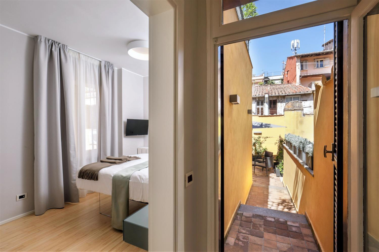 Others 4, Viam 16b Suites, Rome