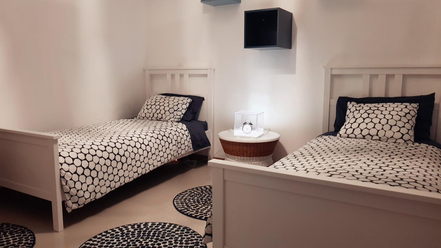 4, Elegant Modern Apartment with AirCond, Praia