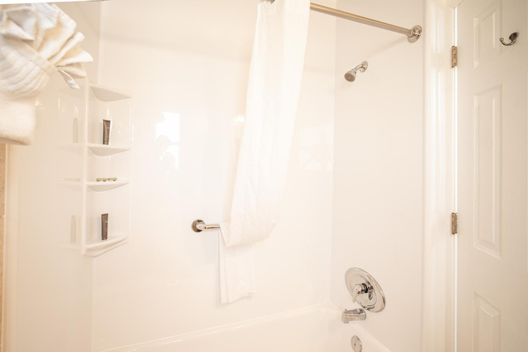 Bathroom 2, Island Sun Inn & Suites - Historic Venice & Beach Getaway, Sarasota