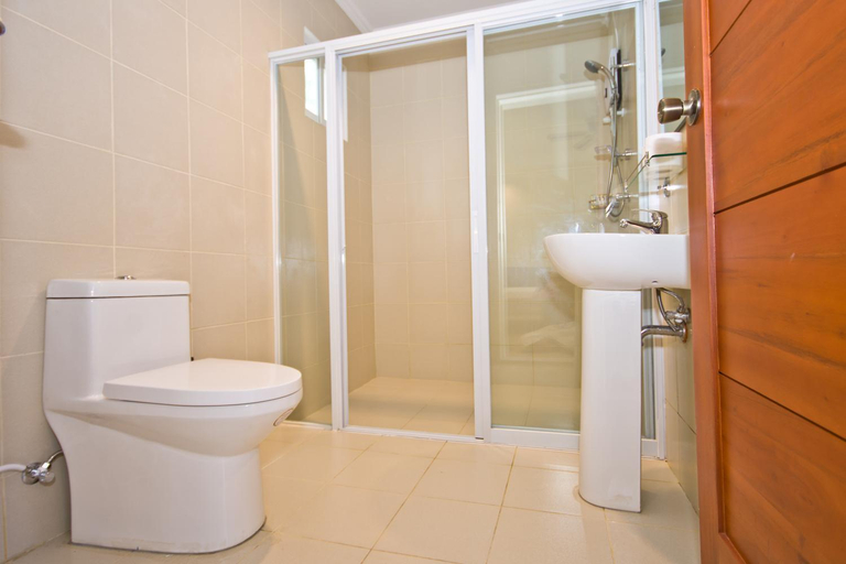 Bathroom 3, Mike's Dauin Beach Resort, Dauin