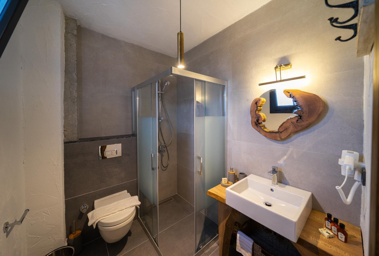 Bathroom 4, Kikonia Art Suites, Ula
