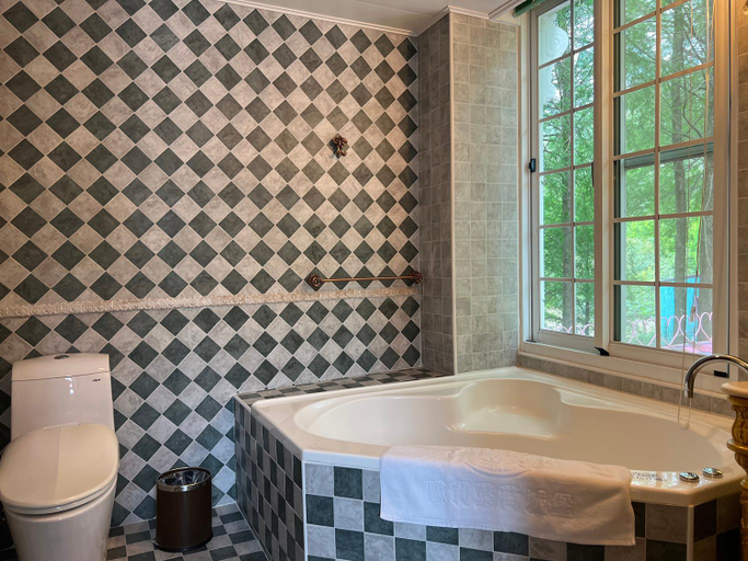 Bathroom 2, Elisabeth Castel, Nantou