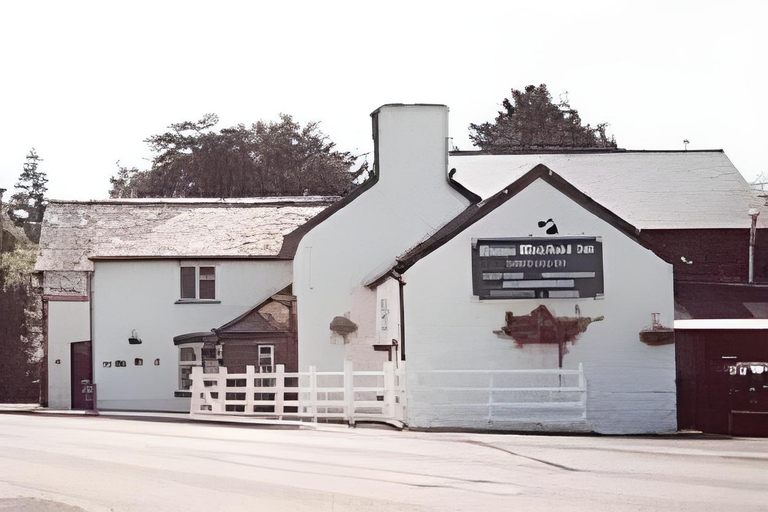 Others 4, Aleppo Merchant Inn, Powys