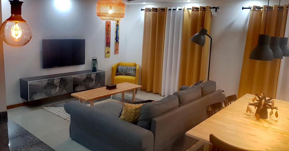 3, Elegant Modern Apartment with AirCond, Praia