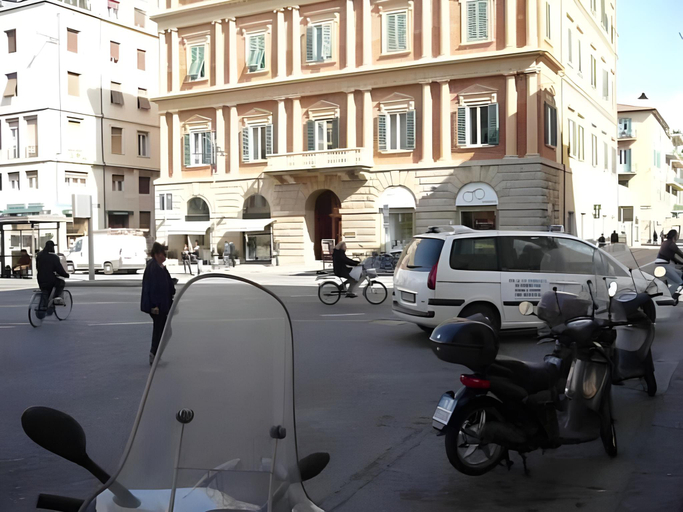Others 4, B&B Metropolis, Livorno